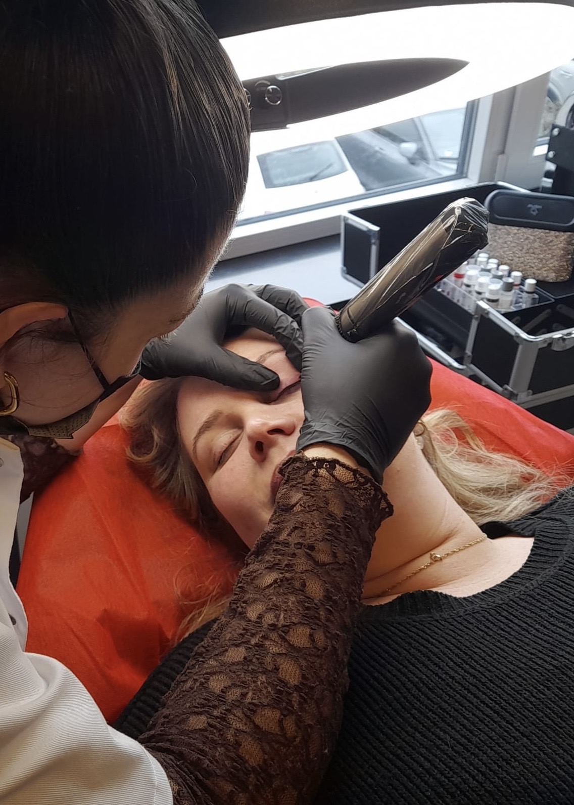 PMU-specialist van PMU Bar Shar tijdens een behandeling